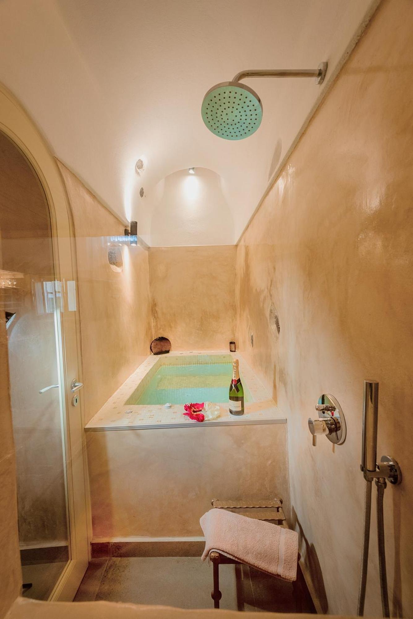 Luxury Hariton Vila Emporio (Santorini)